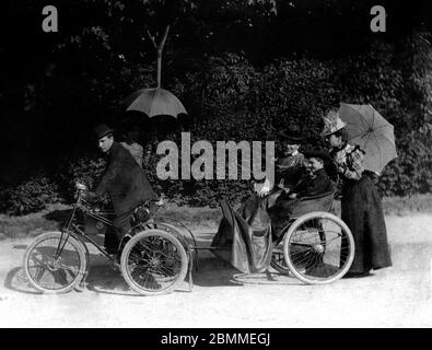 Belle epoque : Portrait d'une famille de la bourgeoisie de Royan (Charente-Maritime) en Promenade posant sur un moyen de locomotion compose d'un tricy Stockfoto