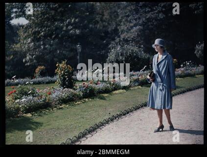 Portrait de jeune femme elegante de la bourgeoisie parisienne se promenant dans une allee du jardin du Trocadero, Paris - (elegante junge Dame aus der Stockfoto