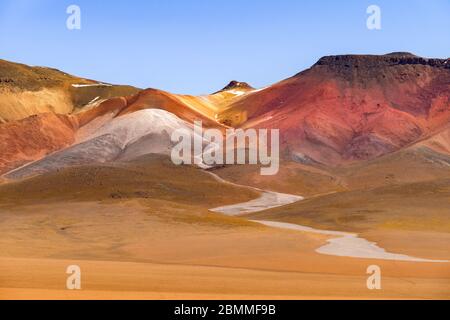 Blick auf den berühmten Berg der sieben Farben in der Siloli-Wüste. Wunderschöne Landschaft der spektakulären bolivianischen Anden und der Altiplano entlang der malerischen Straße zwischen Stockfoto