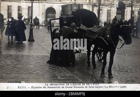 Loi de Separation de l'eglise et de l'Eetat (1905) : Exulsion des seminaristes du Grand seminaire de Saint Sulpice (Saint-Sulpice) le 14/12/1906 - Auto Stockfoto