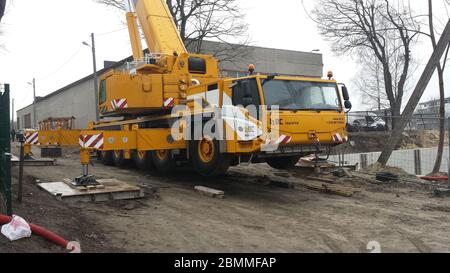 Baustelle mit Kran, der bereit ist, schweres Gewicht zu heben Stockfoto