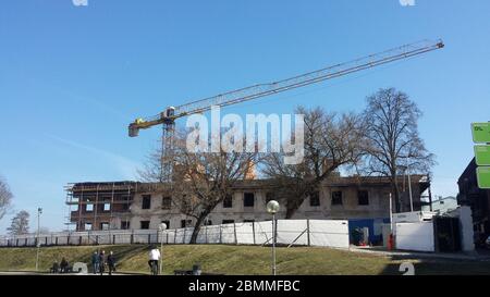 Baustelle auf dem Hügel mit Langkran Stockfoto