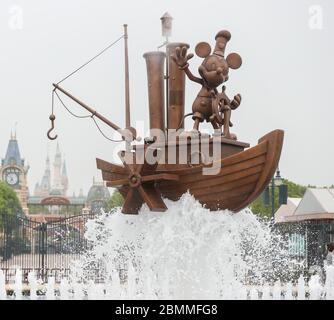 Shanghai, China. Mai 2020. Das Foto vom 10. Mai 2020 zeigt eine Ansicht des Shanghai Disneyland im ostchinesischen Shanghai. Der Shanghai Disneyland Themenpark wird am 11. Mai wieder für die Öffentlichkeit zugänglich gemacht, nachdem das Resort Ende Januar als Reaktion auf den neuartigen Ausbruch des Coronavirus eine vorübergehende Schließung angekündigt hatte. Kredit: Xinhua/Alamy Live News Stockfoto