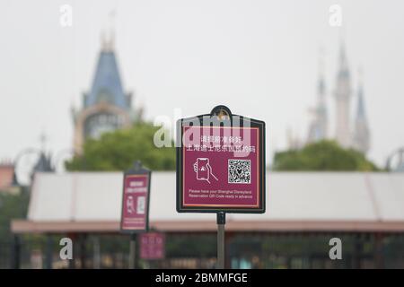 Shanghai, China. Mai 2020. Es wird eine Mitteilung angezeigt, um Touristen daran zu erinnern, den QR-Code für die Reservierung im Shanghai Disneyland im Osten Chinas Shanghai, 10. Mai 2020, bereit zu haben. Der Shanghai Disneyland Themenpark wird am 11. Mai wieder für die Öffentlichkeit zugänglich gemacht, nachdem das Resort Ende Januar als Reaktion auf den neuartigen Ausbruch des Coronavirus eine vorübergehende Schließung angekündigt hatte. Kredit: Xinhua/Alamy Live News Stockfoto