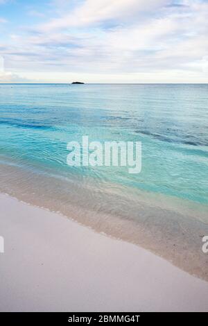 Außergewöhnlich ruhiges karibisches Meer am Jabberwock Beach in Antigua, das fast wie Computergrafiken aussieht. Die kleine Insel ist Prickly Pear Island. Stockfoto