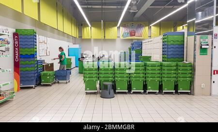 Ukraine, Kiew - 10. Mai 2020: Lieferung von Produkten aus dem Supermarkt. Montage von Bestellungen auf Rechnungen im Deli in Lebensmittelkartons aus Kunststoff Stockfoto