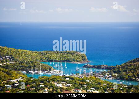 Blick vom Monks Hill auf den englischen Hafen und das Karibische Meer. Stockfoto