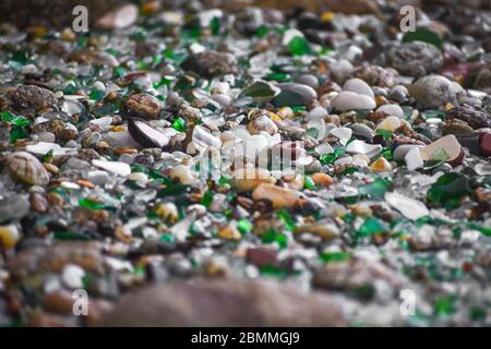 Muscheln, Steine und Kristalle, abgerundet durch die Erosion des Meeres Los Cristales Beach, Galicien. Spanien. Stockfoto