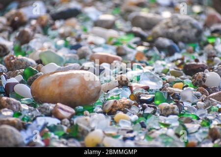 Muscheln, Steine und Kristalle, abgerundet durch die Erosion des Meeres Los Cristales Beach, Galicien. Spanien. Stockfoto