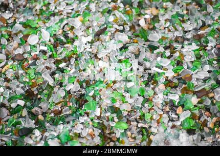 Muscheln, Steine und Kristalle, abgerundet durch die Erosion des Meeres Los Cristales Beach, Galicien. Spanien. Stockfoto