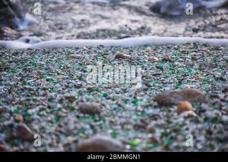 Muscheln, Steine und Kristalle, abgerundet durch die Erosion des Meeres Los Cristales Beach, Galicien. Spanien. Stockfoto