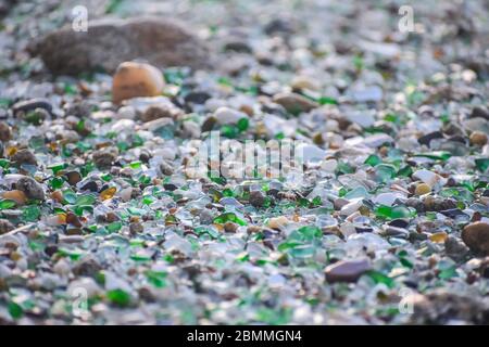 Muscheln, Steine und Kristalle, abgerundet durch die Erosion des Meeres Los Cristales Beach, Galicien. Spanien. Stockfoto