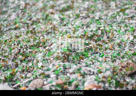 Muscheln, Steine und Kristalle, abgerundet durch die Erosion des Meeres Los Cristales Beach, Galicien. Spanien. Stockfoto