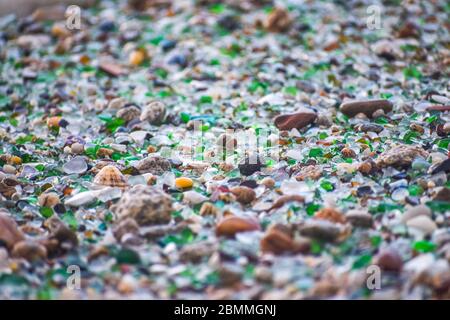 Muscheln, Steine und Kristalle, abgerundet durch die Erosion des Meeres Los Cristales Beach, Galicien. Spanien. Stockfoto