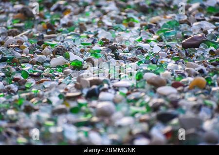 Muscheln, Steine und Kristalle, abgerundet durch die Erosion des Meeres Los Cristales Beach, Galicien. Spanien. Stockfoto