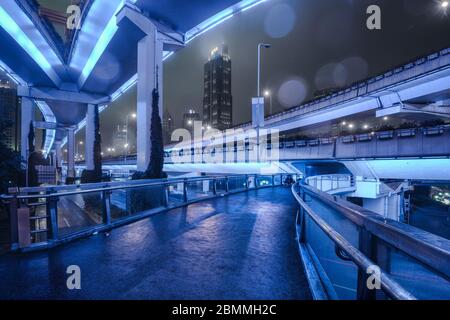 Gebäude und Autobahnkreuz in der Dämmerung in Shanghai City Stockfoto