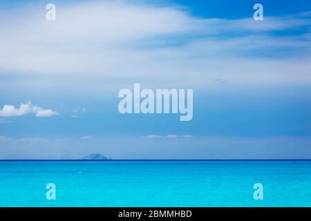 Intensive Farbe des karibischen Meeres mit Blick auf die Insel Redonda, Antigua. Stockfoto