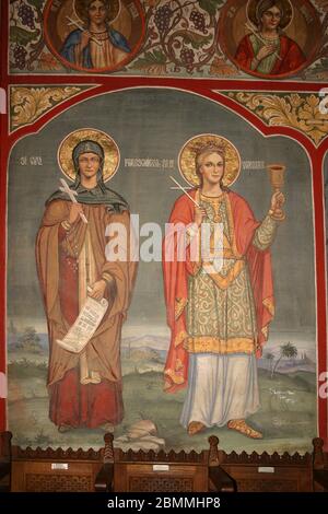 St. Parascheva & St. Barbara- Wandgemälde auf dem Inneren einer orthodoxen Kirche in Rumänien Stockfoto