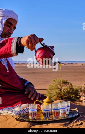 Marokko, Tafilalet Region, Merzouga Wüste, erg Chebbi Dünen, Tee in der Wüste zu machen Stockfoto