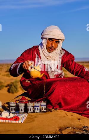 Marokko, Tafilalet Region, Merzouga Wüste, erg Chebbi Dünen, Tee in der Wüste zu machen Stockfoto