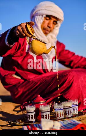 Marokko, Tafilalet Region, Merzouga Wüste, erg Chebbi Dünen, Tee in der Wüste zu machen Stockfoto