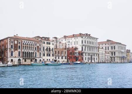 Venedig, Italien - 16. Oktober 2016:Blick auf einen Kanal in der berühmten Lagunenstadt mit ihren typischen Gebäuden Stockfoto