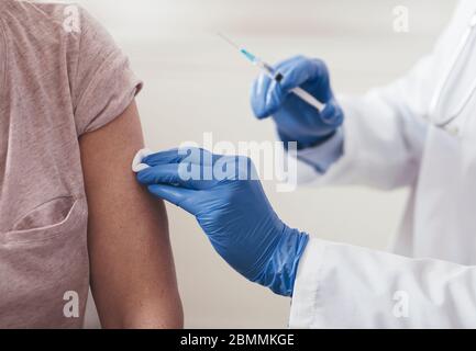 Arzt mit Spritze, die Injektion für alte Patienten, Nahaufnahme Stockfoto