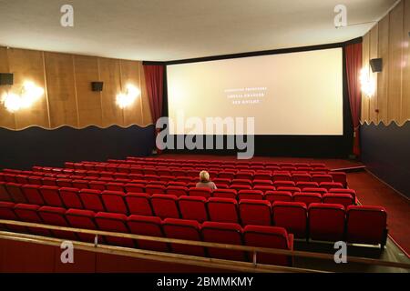 Mjölby, Schweden 20200401 wie viele andere Branchen sind auch die Kinos des Landes derzeit hart. Viele Kinos sind vorübergehend geschlossen, aber das Saga-Kino in Mjölby ist während dieser Corona-Zeiten geöffnet. Allerdings ist man vorsichtig, die Einschränkungen der Behörden mit der Anzahl der Besucher, etc. Zu folgen.Foto Jeppe Gustafsson Stockfoto