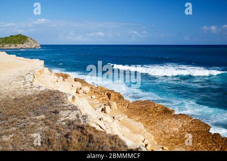 Felsige Küste in der Nähe von Half Moon Bay in Antigua. Stockfoto