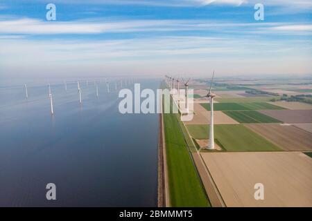 Nahansicht mit Drohne auf Windmühlenpark im See Ijsselmeer in den niederlanden Noordoostpolder, Windmühlenanlagen von oben in Europa produzierend Stockfoto