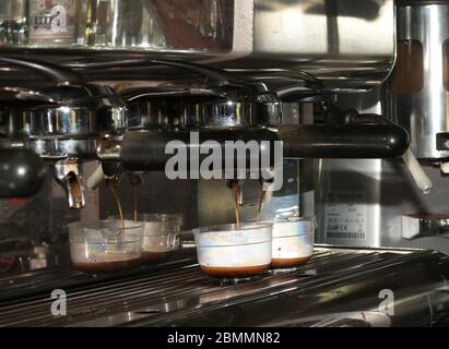 Mailand, Italien. Mai 2020. Mailand, Italien Coronavirus Covid-19 Phase 2 Muttertag mit Süßigkeiten gefeiert auf dem Foto: Take away Coffee Credit: Independent Photo Agency/Alamy Live News Stockfoto