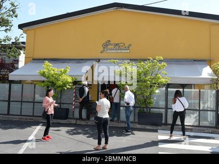 Mailand, Italien. Mai 2020. Mailand, Italien Coronavirus Covid-19 Phase 2 Muttertag mit Süßigkeiten gefeiert auf dem Foto: Credit: Independent Photo Agency/Alamy Live News Stockfoto