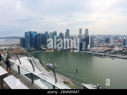 Singapur-Stadt-SINGAPUR-0017Okt202019 Blick von der Aussichtsplattform des Marina Bay Sands Hotels. Hafen und Stadt vor Ihnen angelegt. Stockfoto