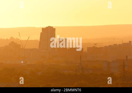 Silhouetten von Leeds Skyline bei Sonnenuntergang mit Bridgewater Place & Candle House in Granary Wharf Stockfoto