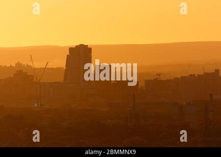 Silhouetten von Leeds Skyline bei Sonnenuntergang mit Bridgewater Place & Candle House in Granary Wharf Stockfoto