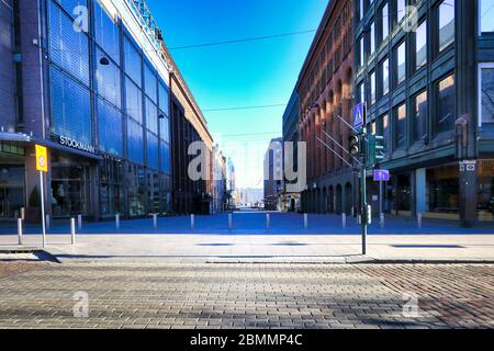 Helsinki, Finnland. 10. Mai 2020, Muttertag. Die Keskuskatu-Fußgängerzone ist normalerweise mit Käufern, Touristen und Pendlern besetzt, die während der Coronavirus-Pandemie leer sind. Stockfoto