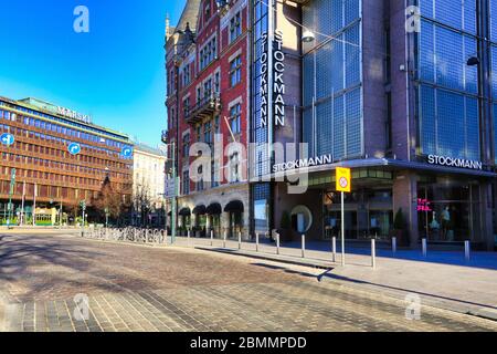 Helsinki, Finnland. 10.Mai 2020. Stockmann Kaufhaus und Pohjoisesplanadi, North Esplanade, am Muttertag. Die Stadt ist während der Coronavirus-Pandemie sehr ruhig. Stockfoto