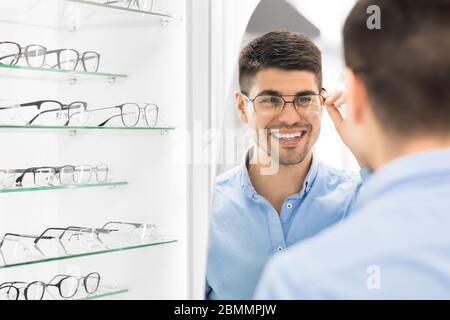 Porträt von schönen jungen Mann trägt Brille Stockfoto