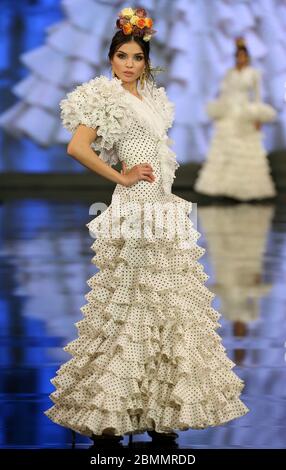 SEVILLA, SPANIEN - JAN 31: Modell mit Kleid aus der Rocio Kollektion von Designer Alonso Cozar im Rahmen der SIMOF 2020 (Foto: Mickael Chavet) Stockfoto