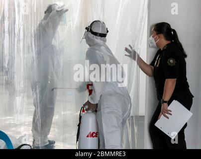 Personal der Philippinischen Nationalpolizei, das persönliche Schutzausrüstung (PSA) während der Simulationsübungen einen Tag vor der Eröffnung der Quarantäneanlage in Pasig, Philippinen am 10. Mai 2020 trägt. Die Philippinen haben seit Mai 10 landesweit insgesamt 10,794 COVID-Fälle und rangieren in den ASEAN-Ländern auf Platz sieben (7). Aufgrund der täglich steigenden Fälle von COVID-19 in der Landeshauptstadt wird die PhilSports Arena (ULTRA) als zusätzliche Quarantäneanlage COVID-19 genutzt. (Foto von Mary Grace Catin/Pacific Press/Sipa USA) Stockfoto