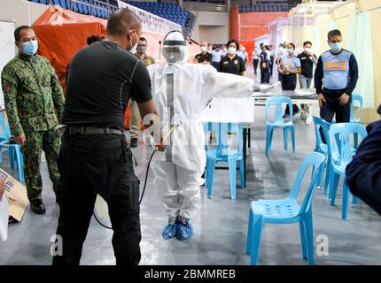 Personal der Philippinischen Nationalpolizei, das persönliche Schutzausrüstung (PSA) während der Simulationsübungen einen Tag vor der Eröffnung der Quarantäneanlage in Pasig, Philippinen am 10. Mai 2020 trägt. Die Philippinen haben seit Mai 10 landesweit insgesamt 10,794 COVID-Fälle und rangieren in den ASEAN-Ländern auf Platz sieben (7). Aufgrund der täglich steigenden Fälle von COVID-19 in der Landeshauptstadt wird die PhilSports Arena (ULTRA) als zusätzliche Quarantäneanlage COVID-19 genutzt. (Foto von Mary Grace Catin/Pacific Press/Sipa USA) Stockfoto