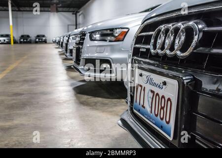 CHICAGO, ILLINOIS, USA - 11. DEZEMBER 2015: Viele Autos in Folge. Autovermietung mit silbernen Sedan Autos Stockfoto