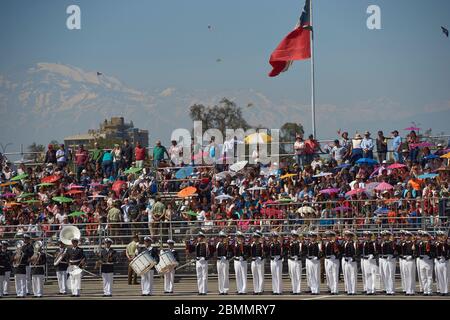 Mitglieder der Armada de Chile marschieren während der jährlichen Militärparade im Rahmen der Fiestas Patrias gedenkfeiern in Santiago, Chile vorbei. Stockfoto