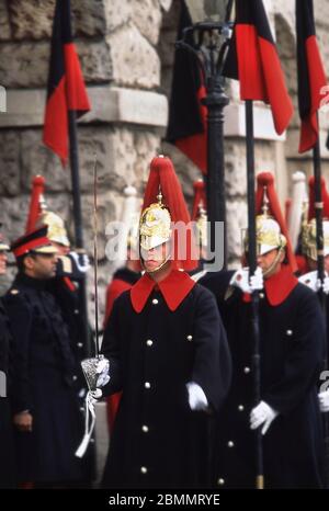 Mitglieder der Household Division Blues und Royals Proben für zeremonielle auf Horse Guards Parade London 2006 Stockfoto