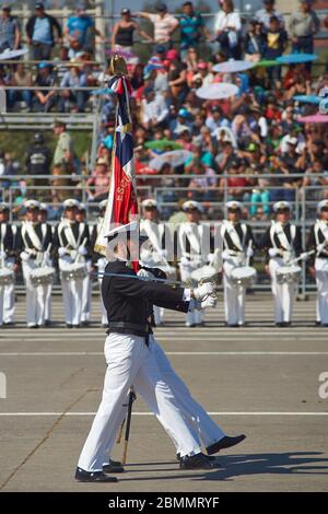 Mitglieder der Armada de Chile marschieren während der jährlichen Militärparade im Rahmen der Fiestas Patrias gedenkfeiern in Santiago, Chile vorbei. Stockfoto