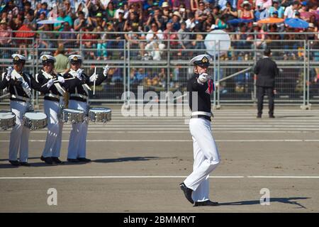 Mitglieder der Armada de Chile marschieren während der jährlichen Militärparade im Rahmen der Fiestas Patrias gedenkfeiern in Santiago, Chile vorbei. Stockfoto