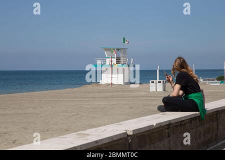 Ostia, Italien. Mai 2020. Mädchen an der Küste von Ostia, nahe Rom, am Morgen des Samstag, den 9. Mai 2020, während Phase 2 der Covid-19-Pandemie (Foto: Matteo Nardone/Pacific Press/Sipa USA) Quelle: SIPA USA/Alamy Live News Stockfoto