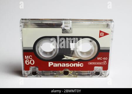 Viersen, Deutschland - 9. Mai. 2020: Nahaufnahme der isolierten alten Magnetbandkassette, weißer Hintergrund Stockfoto