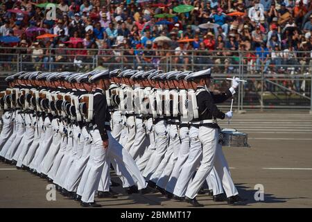 Mitglieder der Armada de Chile marschieren während der jährlichen Militärparade im Rahmen der Fiestas Patrias gedenkfeiern in Santiago, Chile vorbei. Stockfoto