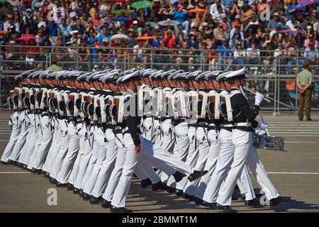 Mitglieder der Armada de Chile marschieren während der jährlichen Militärparade im Rahmen der Fiestas Patrias gedenkfeiern in Santiago, Chile vorbei. Stockfoto